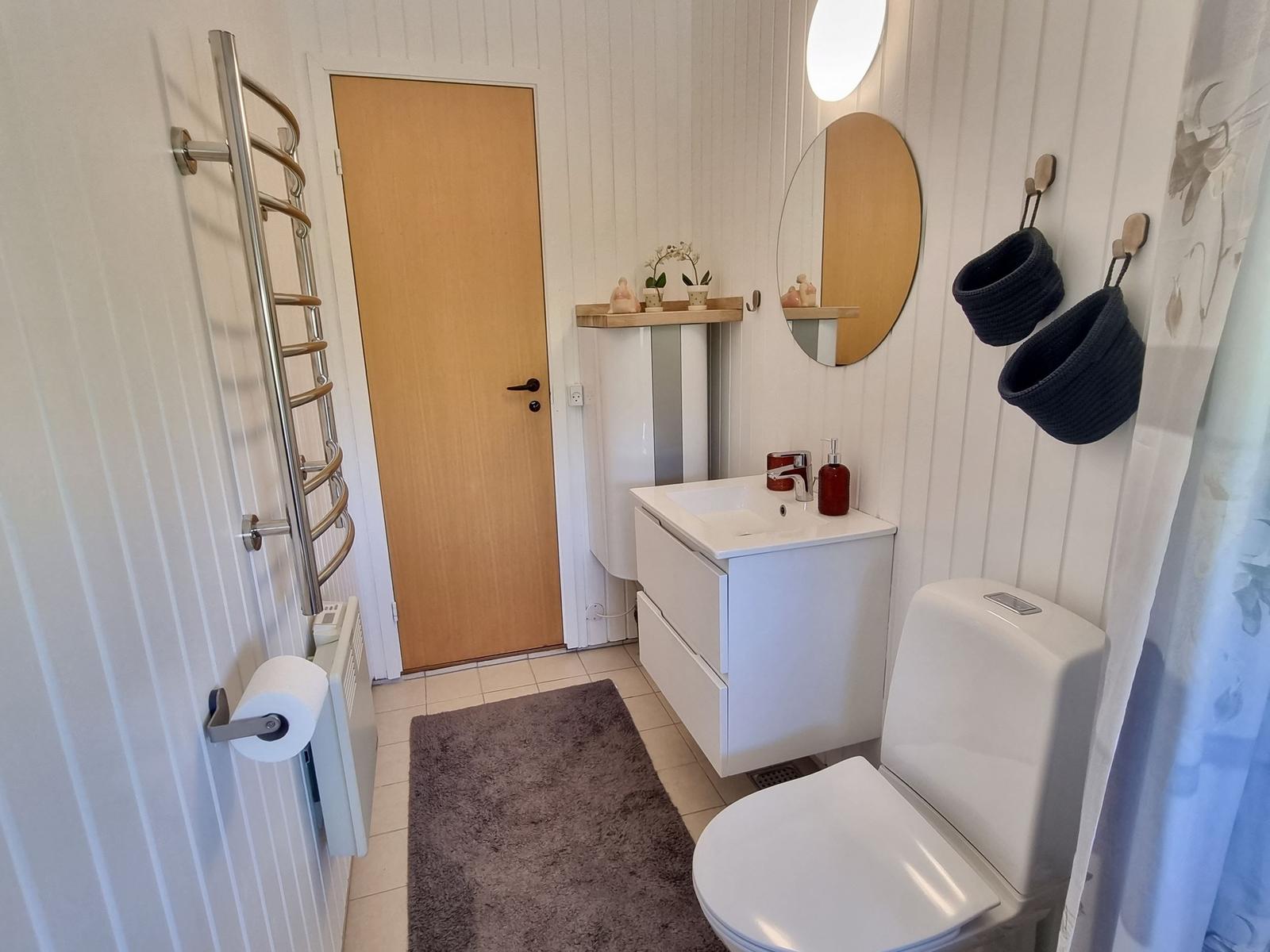 Badezimmer mit Toilette, Waschbecken und Dusche