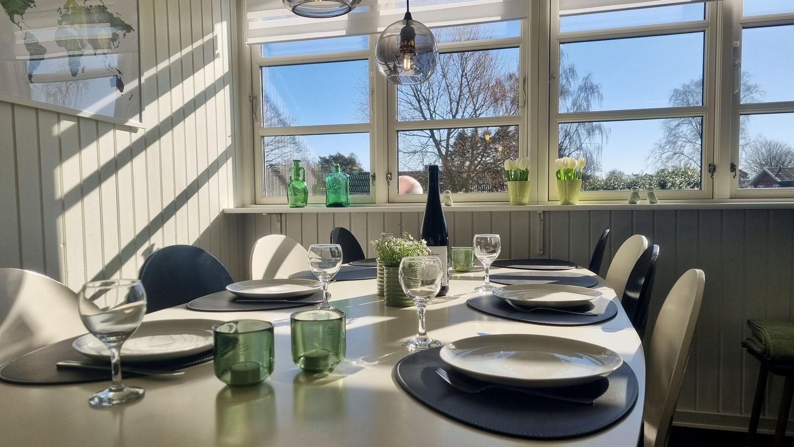 Esstisch mit Platz für sechs Personen, Fenster mit Blick auf Außenbereich.
