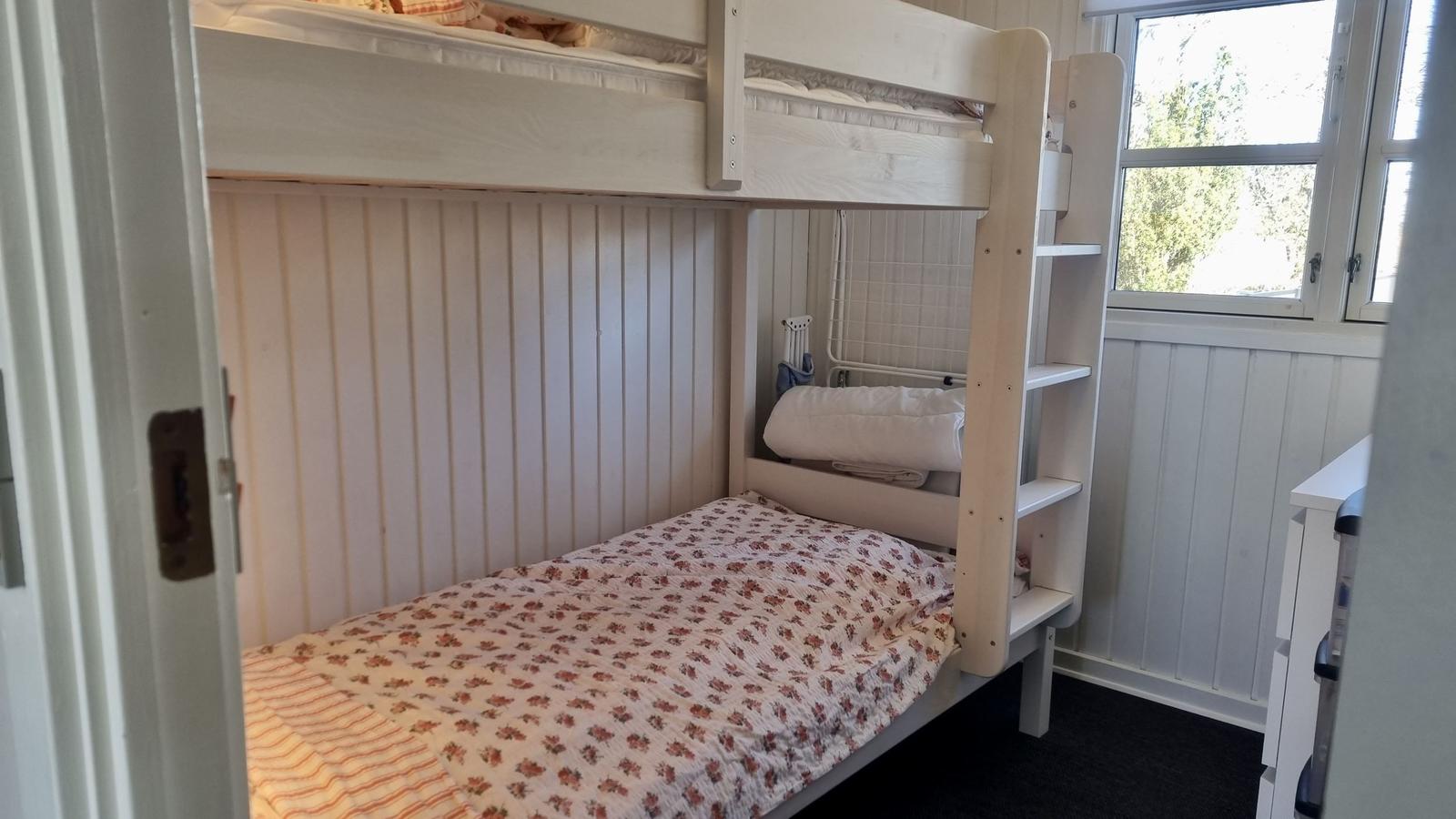 Kinderzimmer mit Doppelstockbett und Fenster