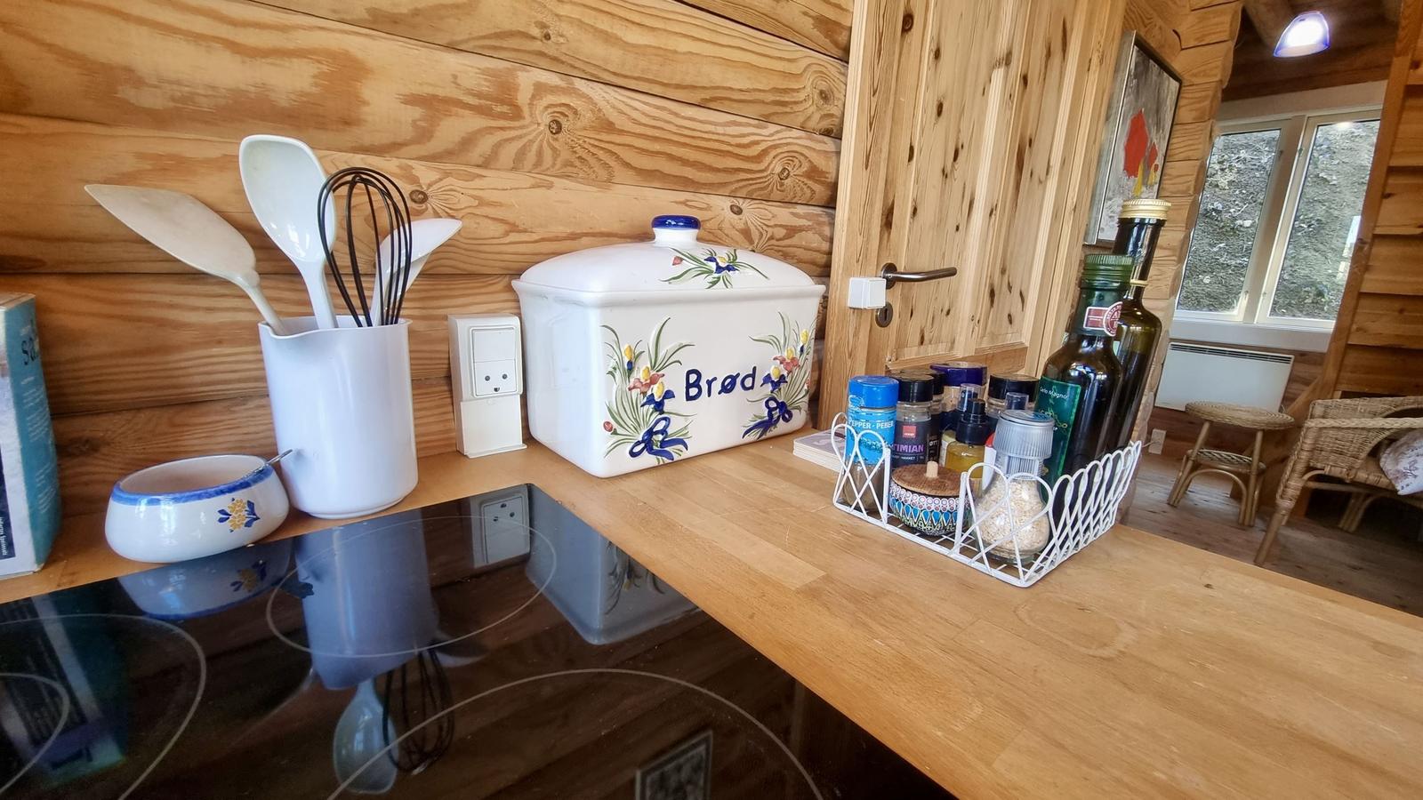Küchenarbeitsfläche mit Holzwand, Brotkasten und Gewürzdose.