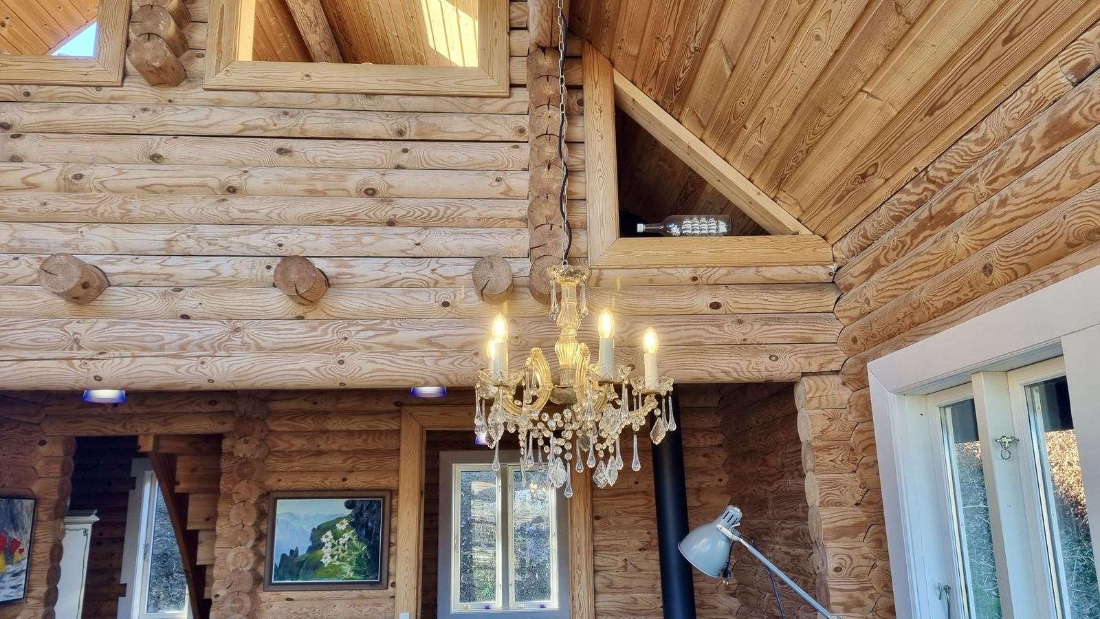 Holzhaus mit Kronleuchter und Fenster