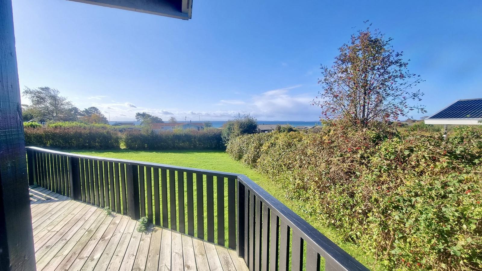 Terrasse mit Blick auf Grünfläche und Meer