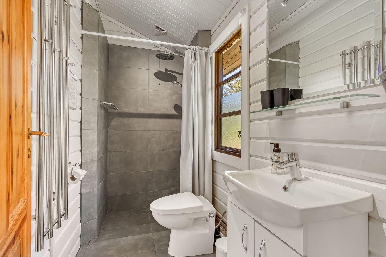 Badezimmer mit Dusche, Toilette und Waschbecken