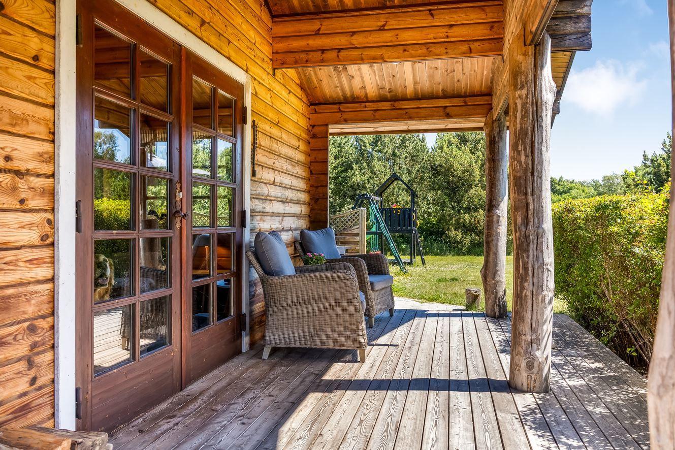 Terrasse mit Sitzgelegenheiten und Blick auf den Garten.