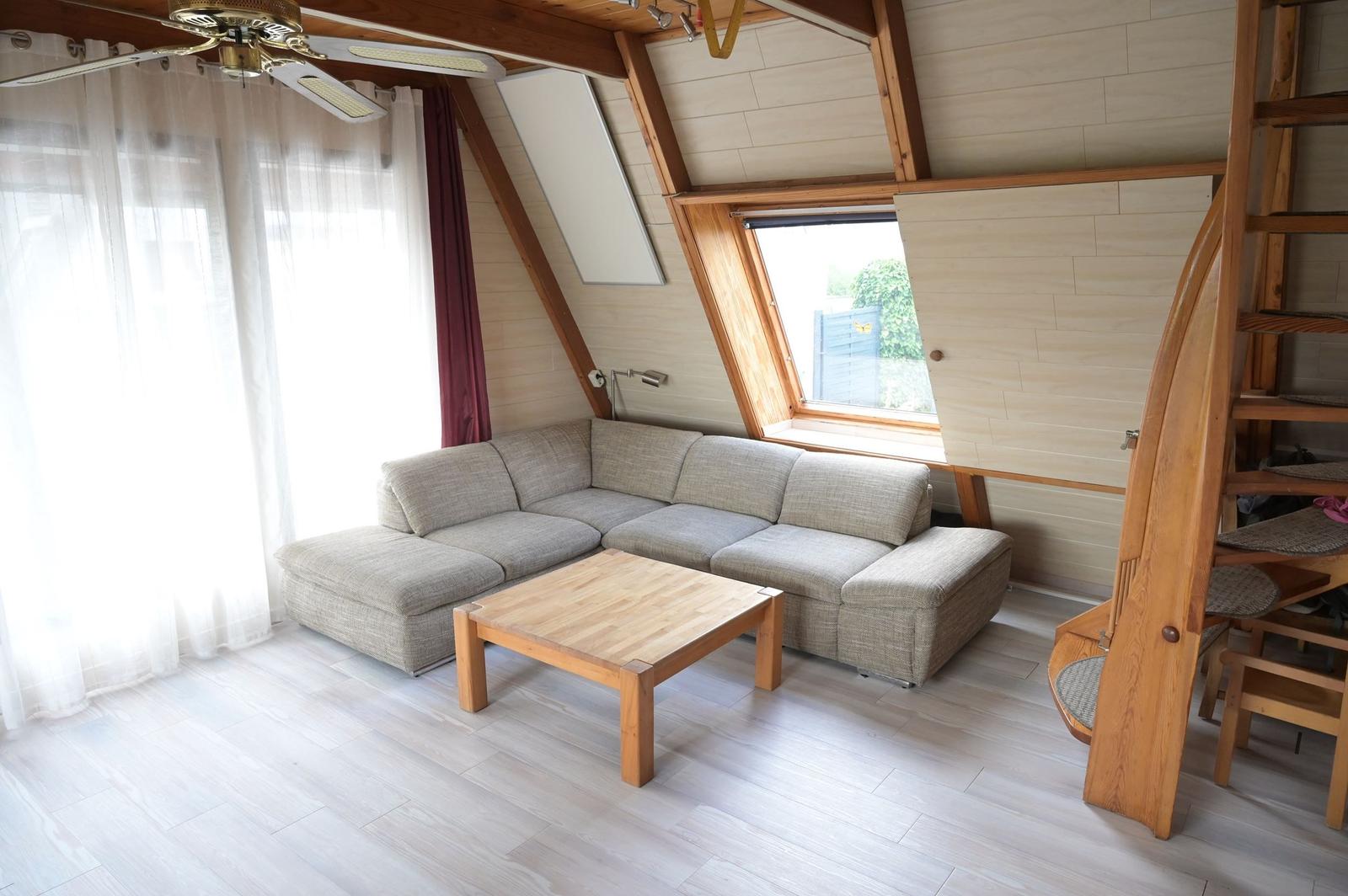 Wohnzimmer mit Sofa, Tisch und Fenster