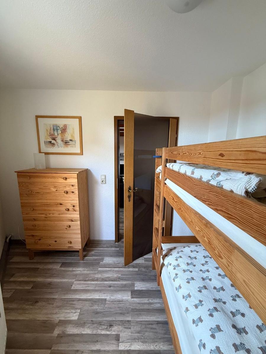 Schlafzimmer 2 mit stabilem Etagenbett und Kommode in unserer Ferienwohnung Harztraum in Blankenburg im Harz