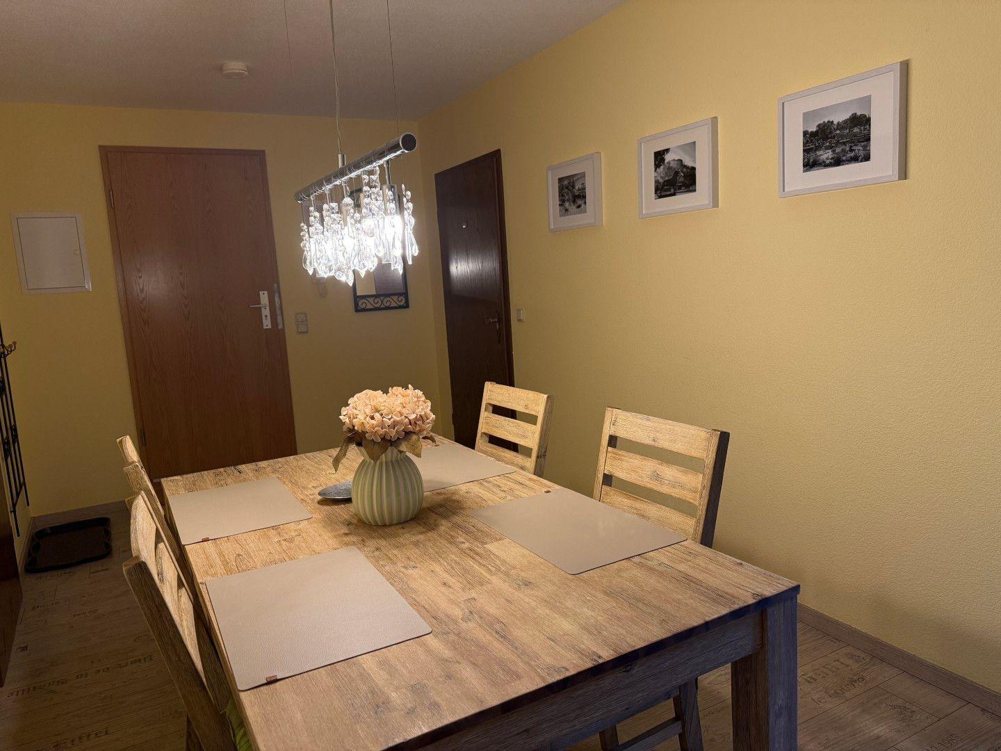 Gemütlicher Essbereich mit Holztisch und stilvoller Beleuchtung in unserer Ferienwohnung Harztraum in Blankenburg im Harz