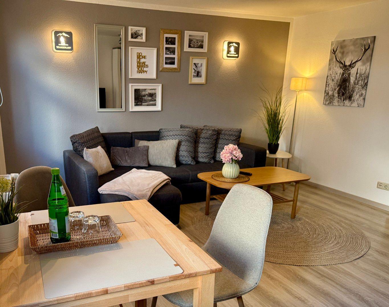 Heller Wohnbereich mit Essplatz in der Ferienwohnung Wanderlust in Blankenburg im Harz