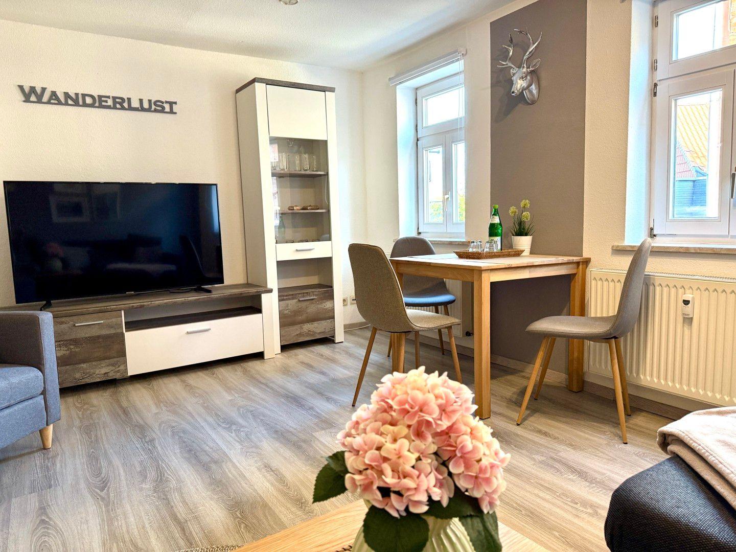 Heller Wohnbereich mit Essplatz in der Ferienwohnung Wanderlust in Blankenburg im Harz