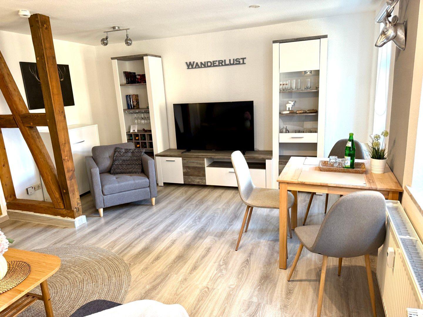 Heller Wohnbereich mit Essplatz in der Ferienwohnung Wanderlust in Blankenburg im Harz