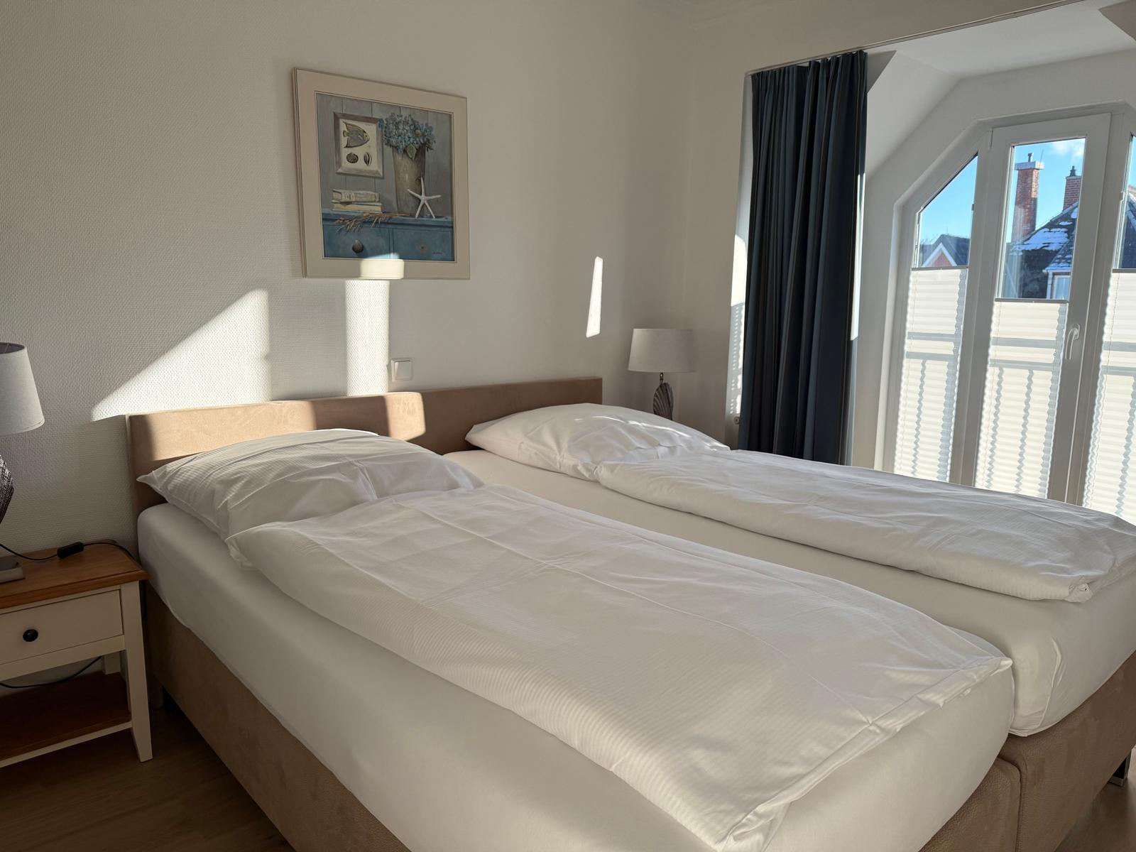 helles, gemütliches Schlafzimmer mit Holzboden