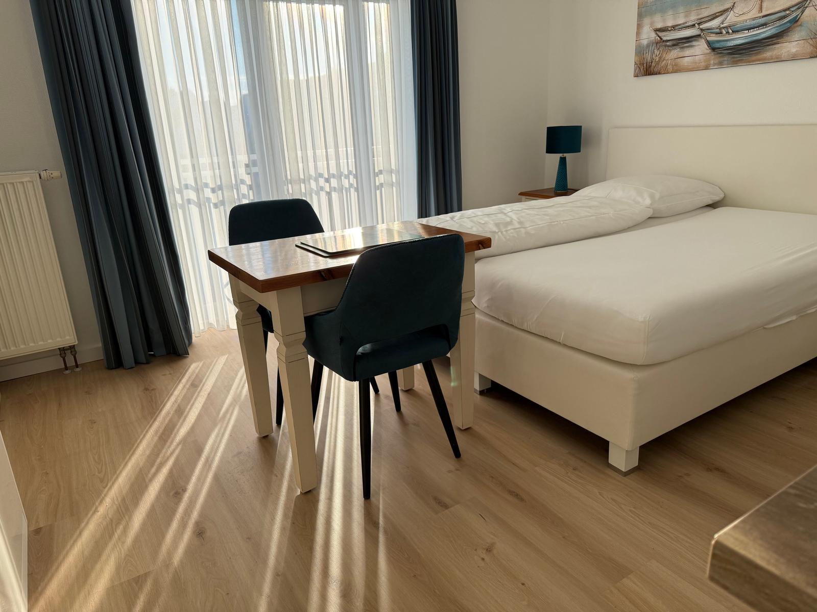helles Appartement mit neuem Holz Boden