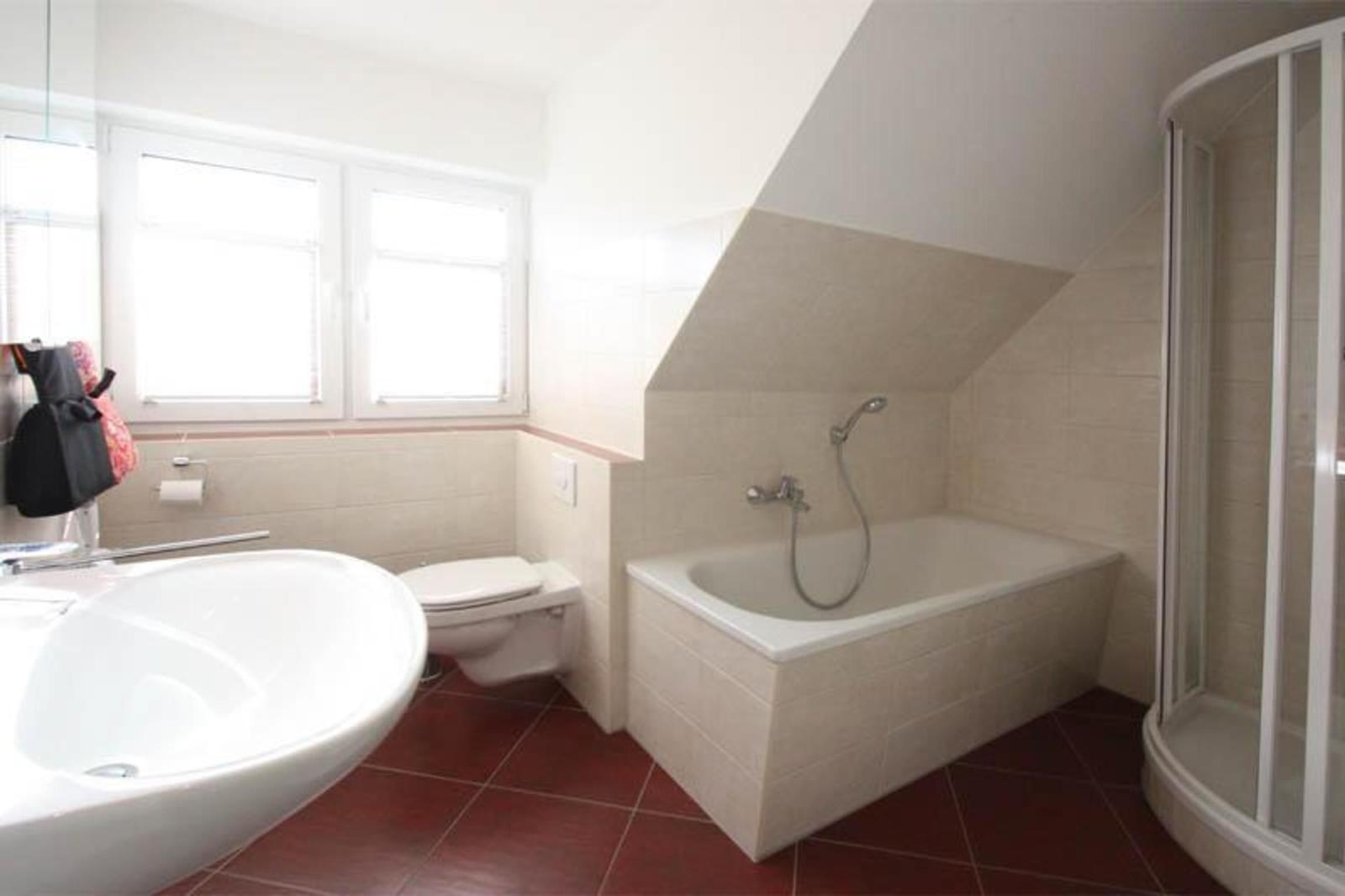 Badezimmer mit Dusche und Badewanne