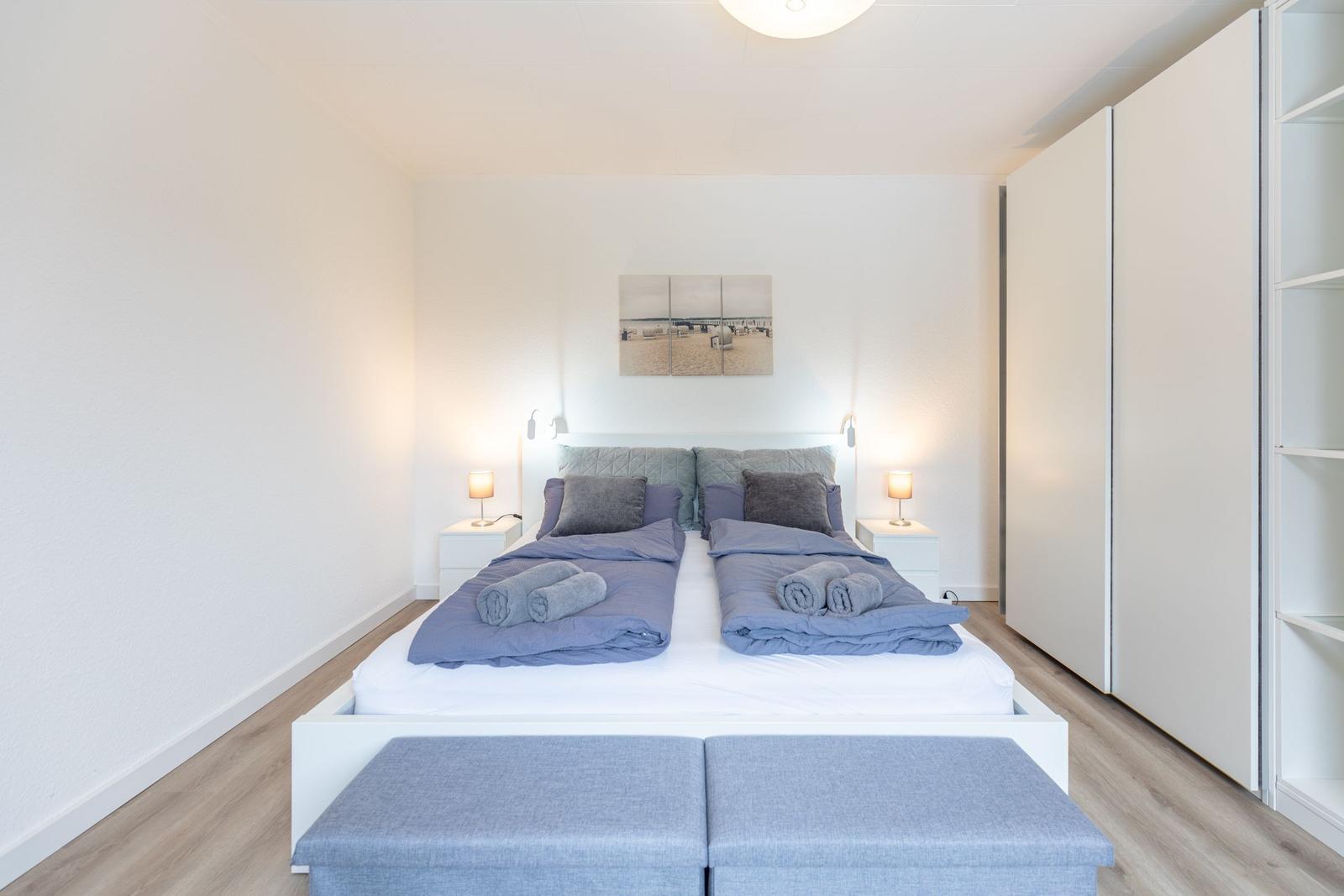 Schlafzimmer mit Doppelbett, zwei Nachttischen und Kleiderschrank.
