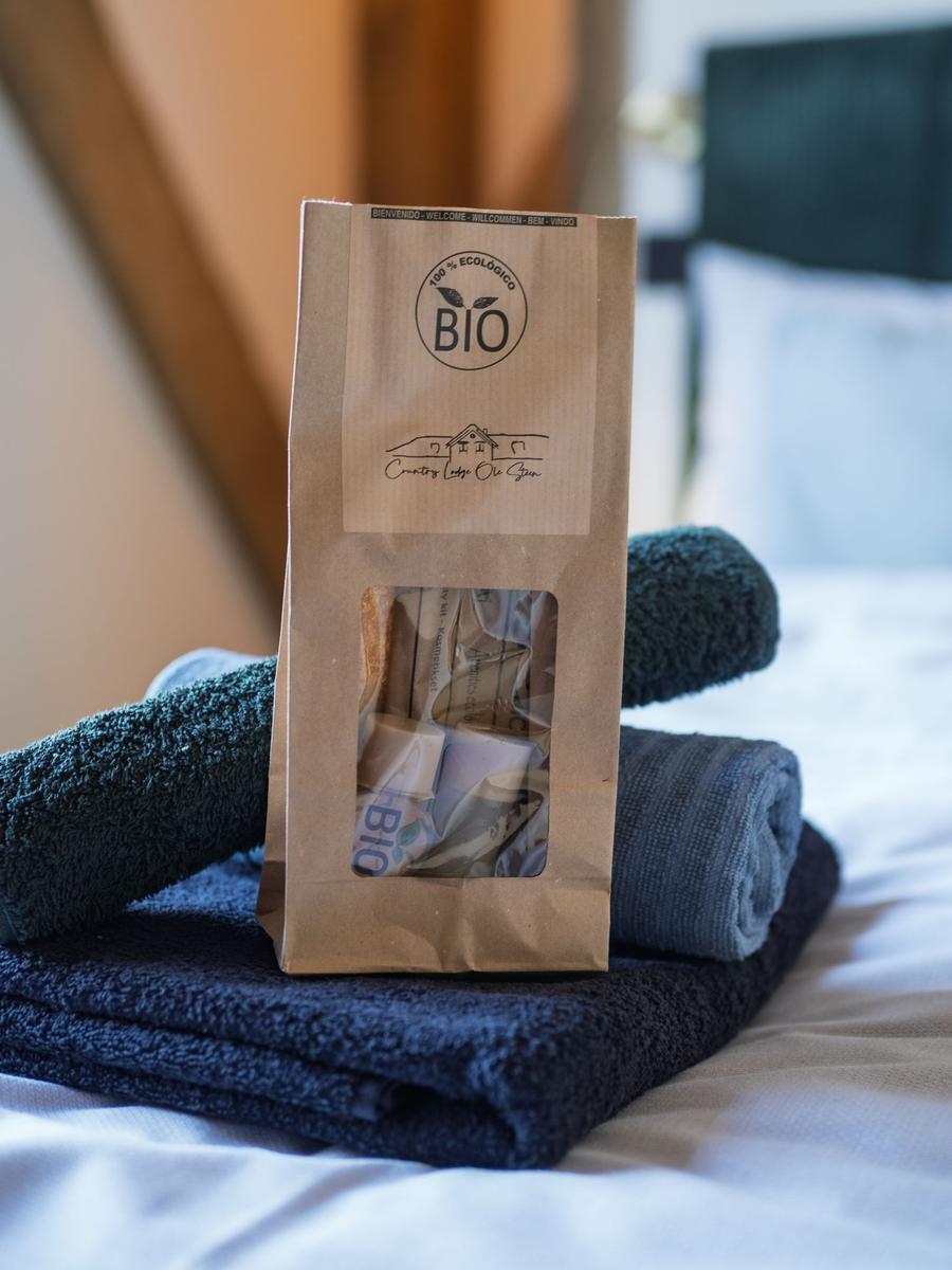 Bio-Produkte in Papierbeutel auf gefalteten Handtüchern auf Bett