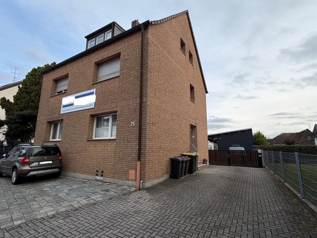 Two-story brick house with garage and front yard. House number 25.