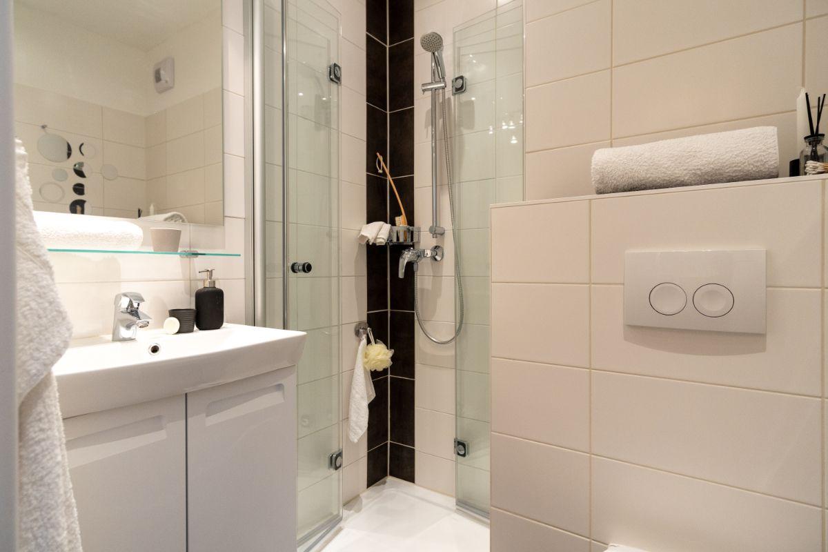 Badezimmer mit Dusche, Waschbecken und Toilette