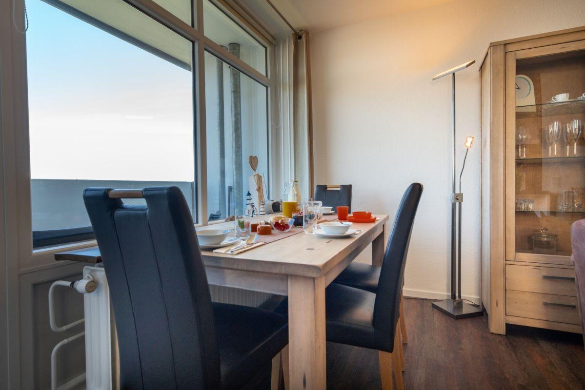 Esszimmer mit Tisch, Stühlen und Fensterblick