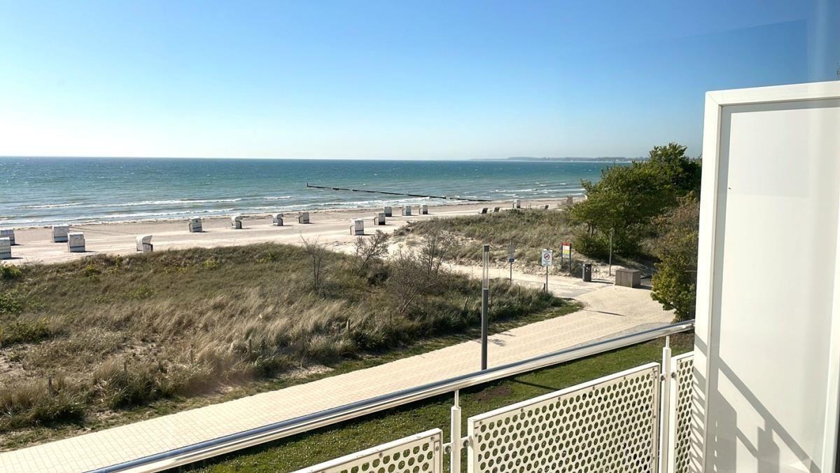 Blick von Balkon auf Strand und Meer mit Dünen und Weg