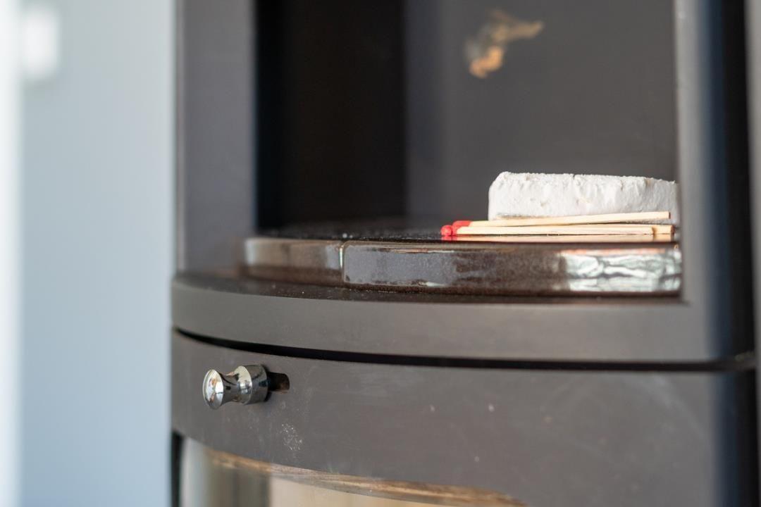 Feuerstelle mit Käse und Streichhölzern