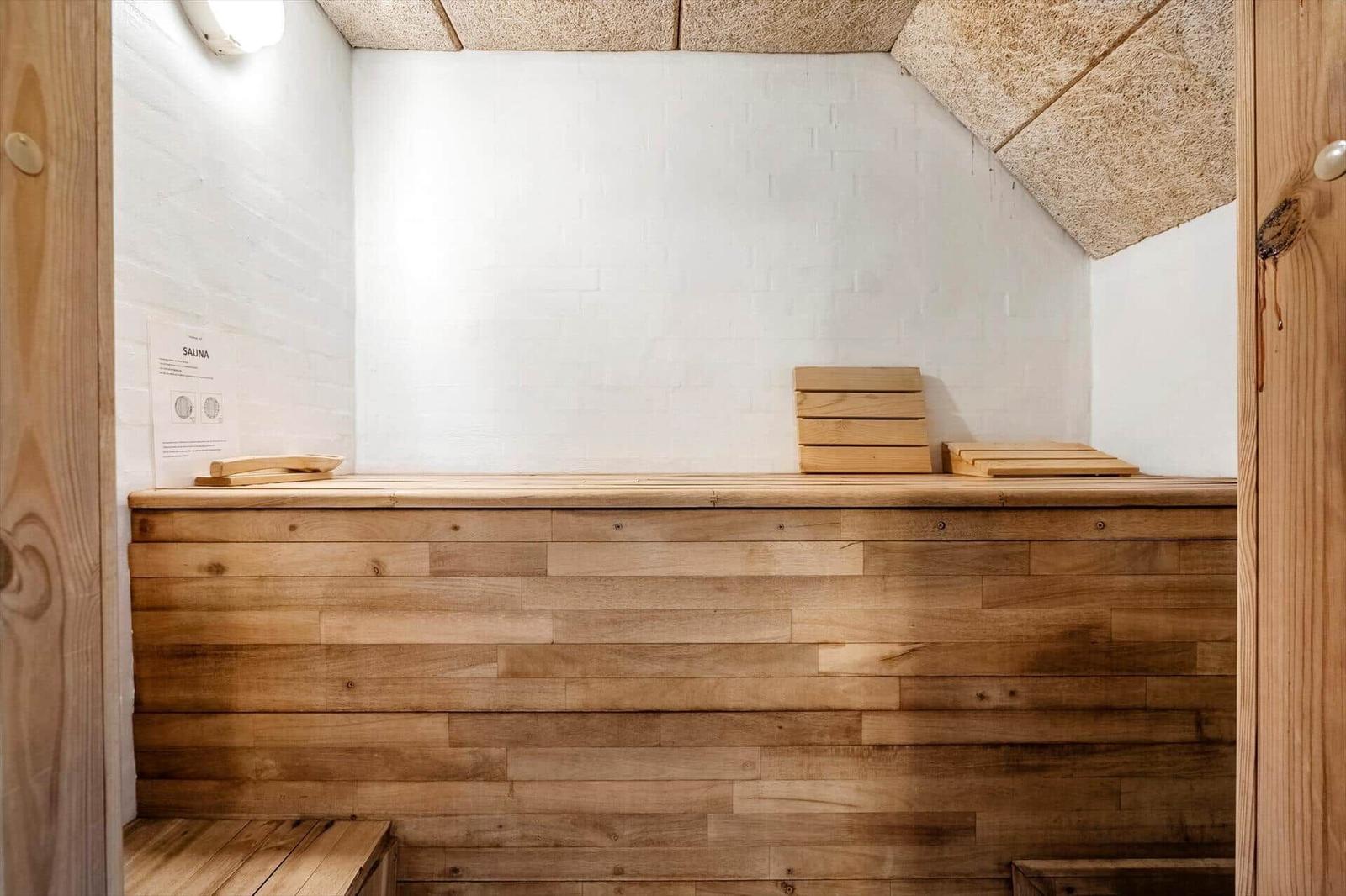 Sauna mit Holzbank und Sitzbänken an der Wand