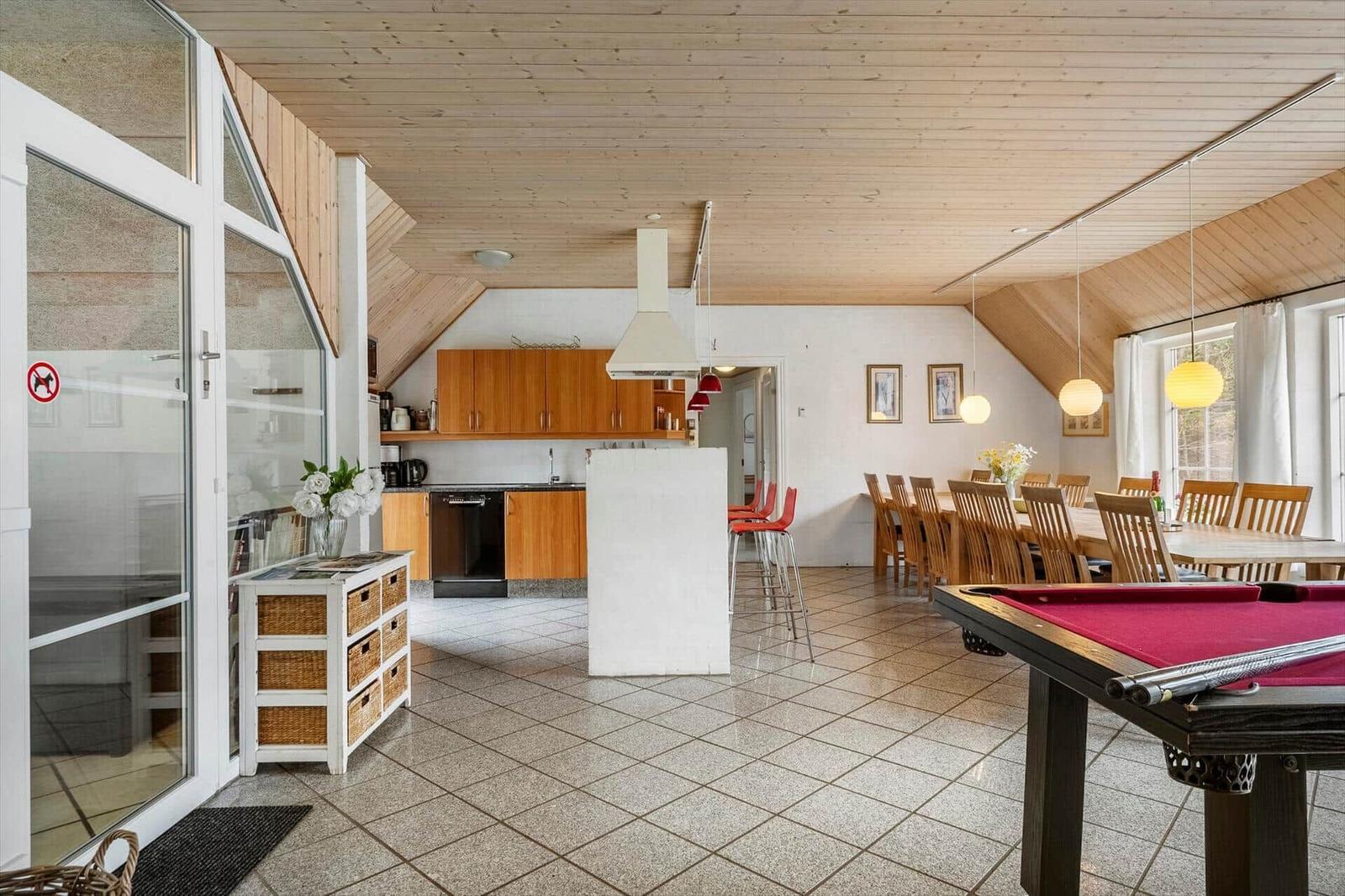 Küche mit Essbereich und Billardtisch im Haus.