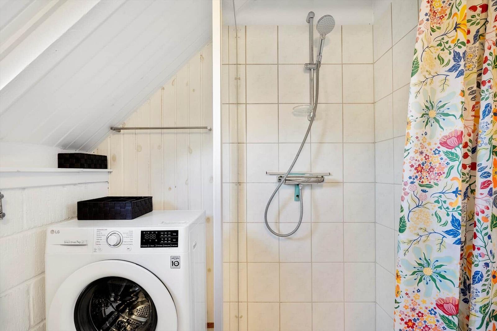 Waschmaschine unter Dachschrägen, Dusche mit buntem Duschvorhang