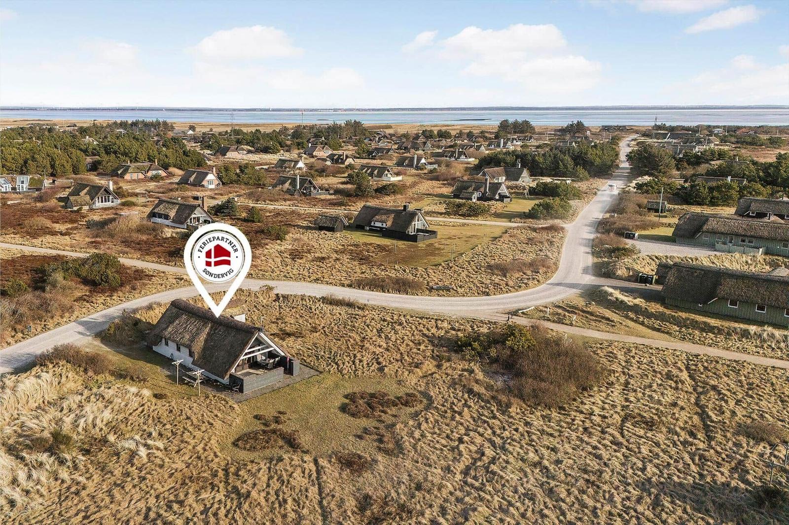 Dorf mit strohgedeckten Häusern am Strand