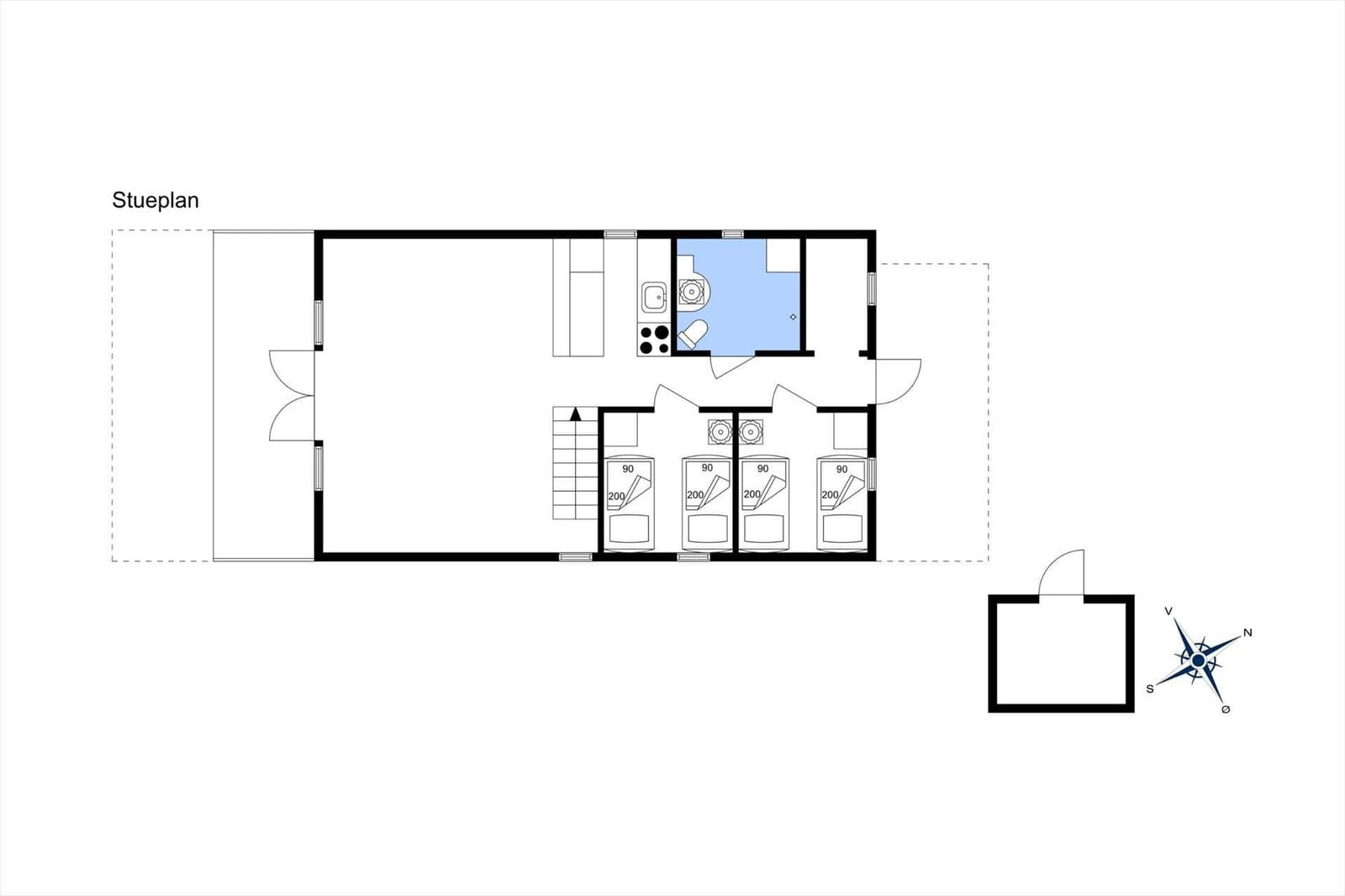 Stueplan zeigt Wohnbereich, Küche, Bad und vier Schlafzimmer mit Betten.