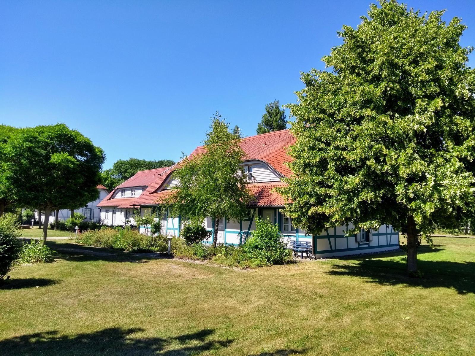 Außenansicht der kleinen Häusergruppe, umgeben von Grünflächen