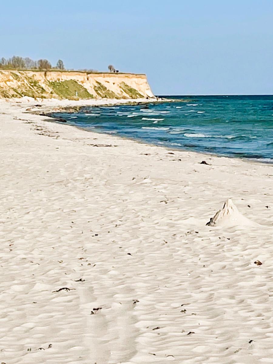 Steilküste mit Naturstrand am Ende der Straße (15 Fußminuten)