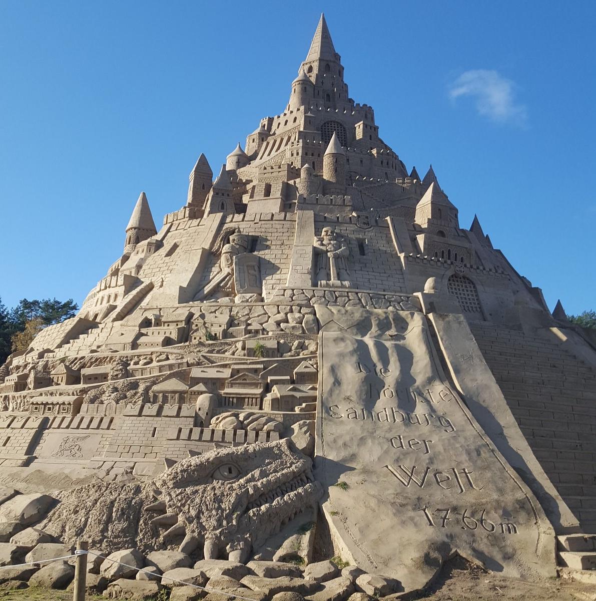 Weltgrößte Sandburg mit Drachen und Schlossdetails. Höhe 17,66 m.