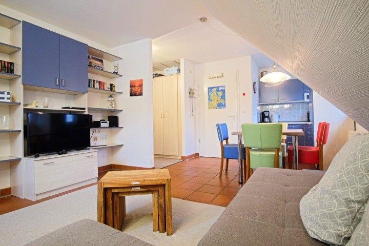 Blick vom Sofa Richtung Essplatz, Küche und Eingangsbereich