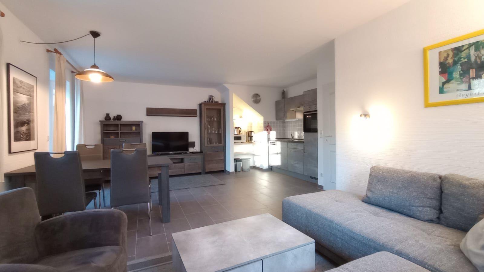 Wohn- und Essbereich mit Küche im Hintergrund