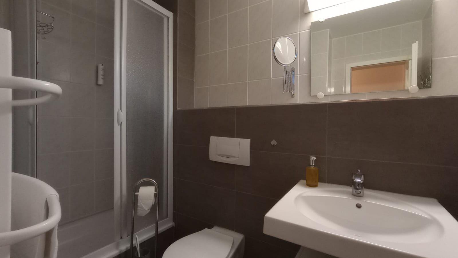 Das Bad mit Duschkabine