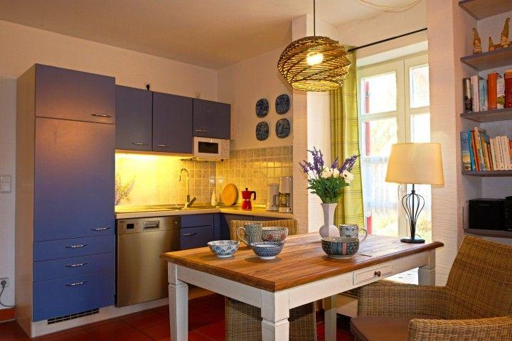 Der Essplatz am Fenster, dahinter die gut ausgestattete Küche