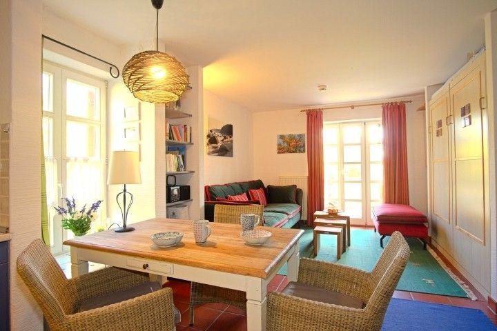 Blick durch das Appartement; rechts die (hochgeklappten) Schrankbetten