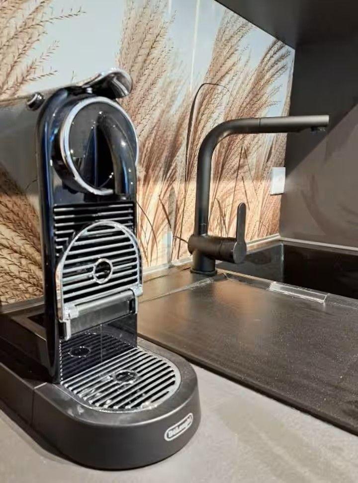 Küchenbereich mit Nespresso-Kaffeemaschine und modernem Wasserhahn.