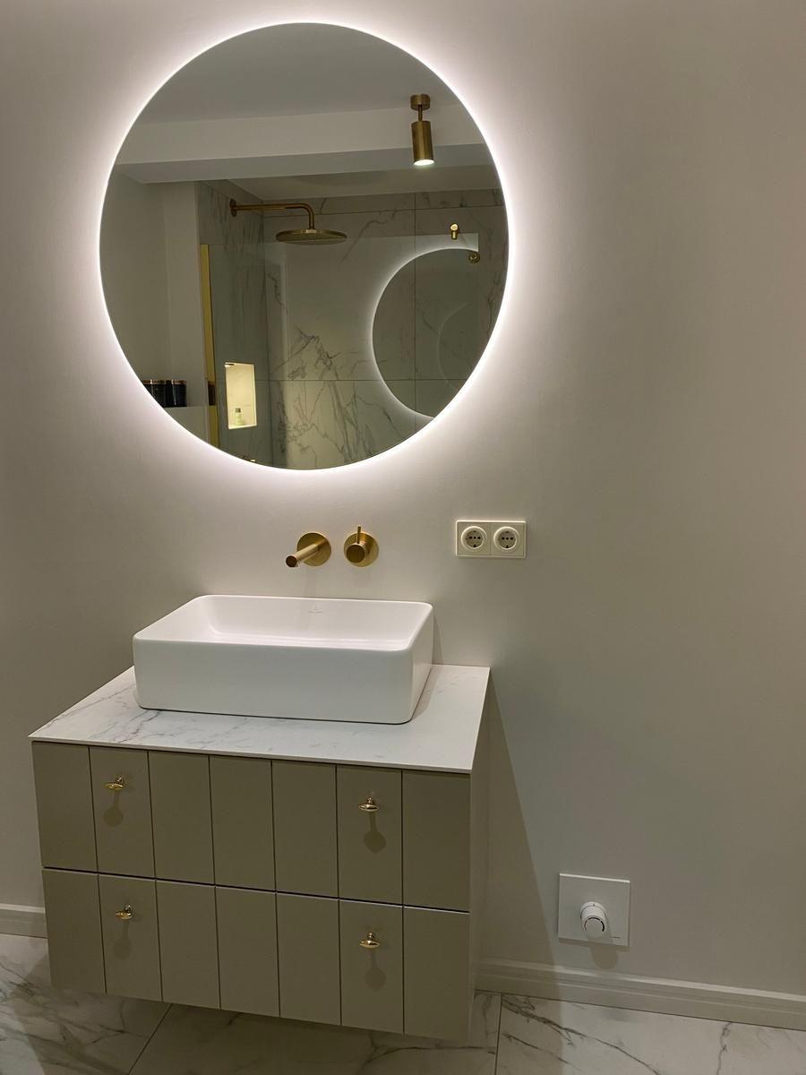 Bad mit runden Spiegel, Waschbecken und Dusche