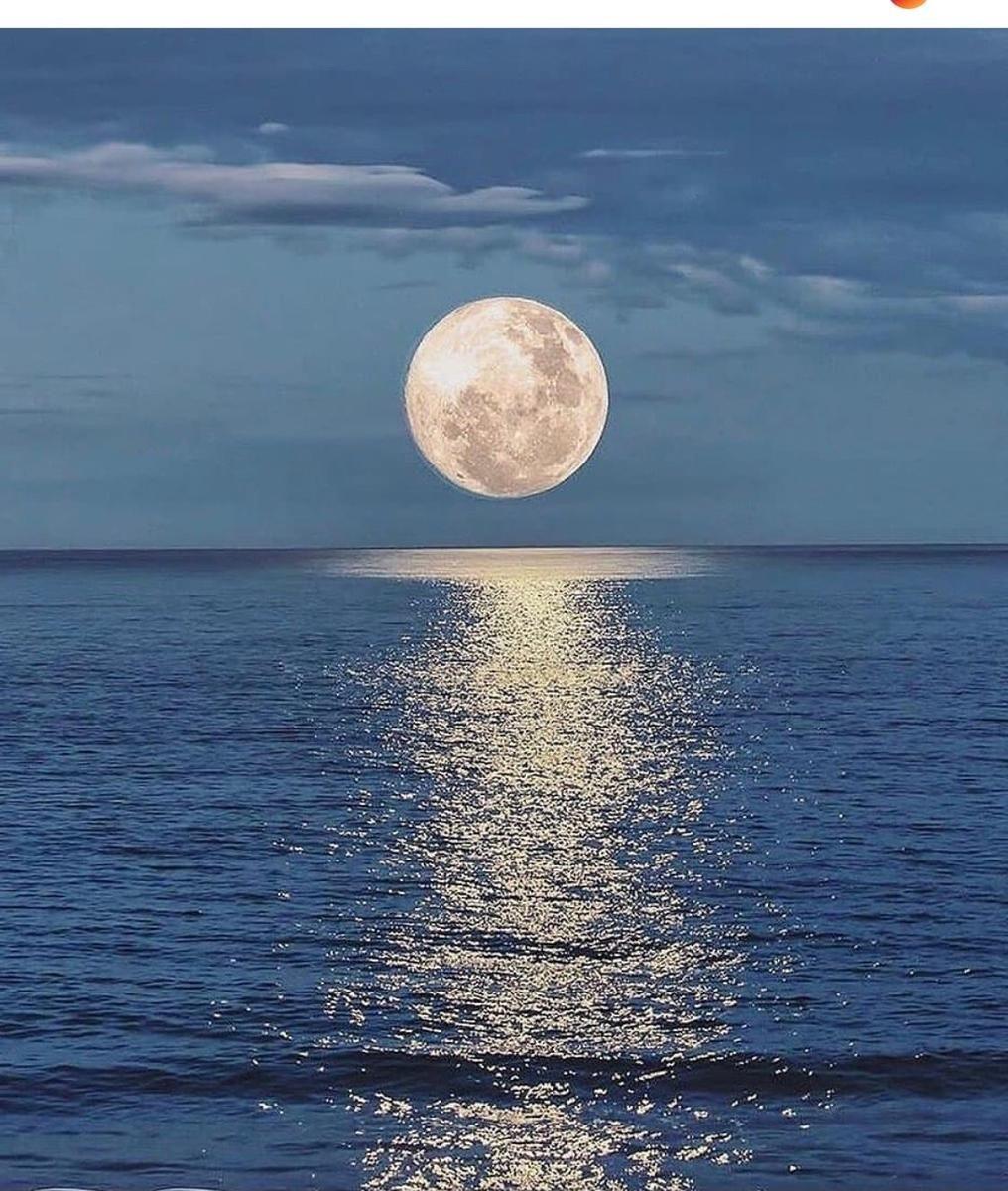 Große Mondfinsternis über dem Meer mit Reflexion