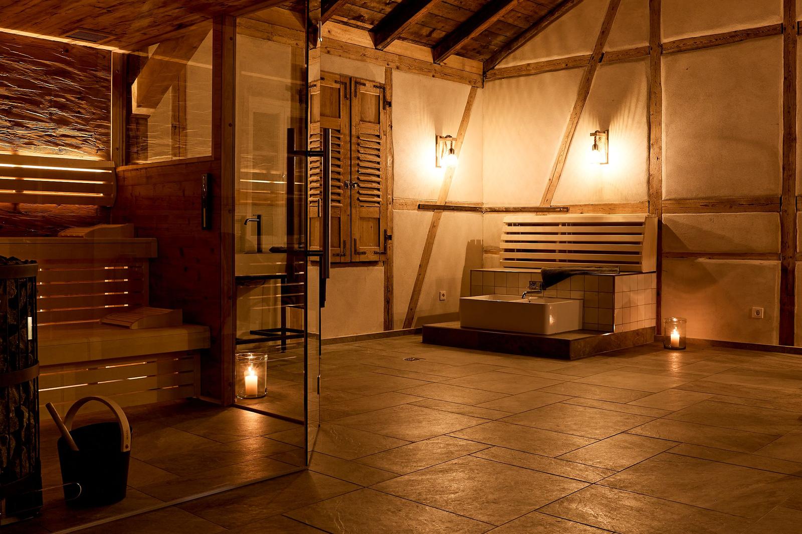 Sauna mit Holzbank und Dusche im rustikalen Stil.