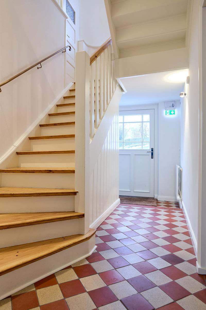 Hausflur mit Treppe und kariertem Boden