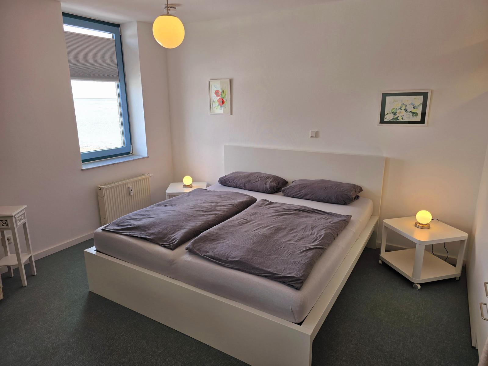 Wohn-/Schlafzimmer mit Doppelbett