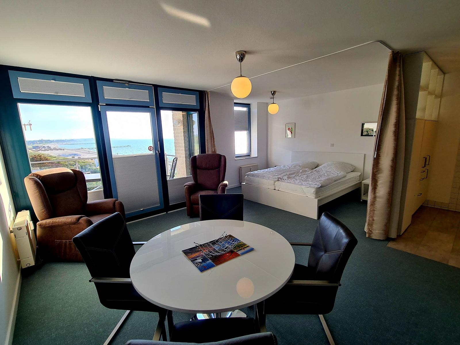 Wohn-/Schlafzimmer mit Doppelbett