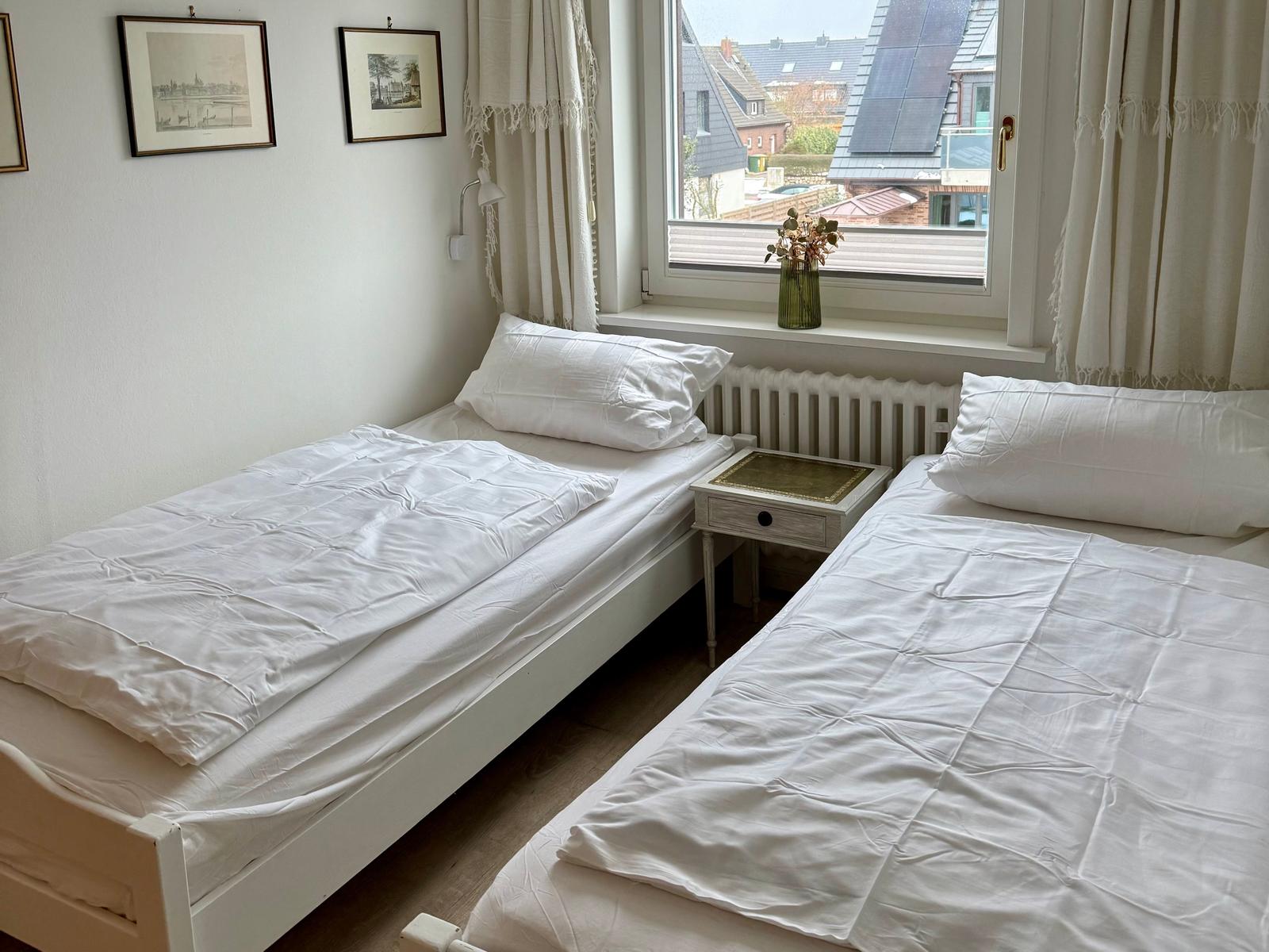 Schlafzimmer mit zwei Einzelbetten im 1.OG