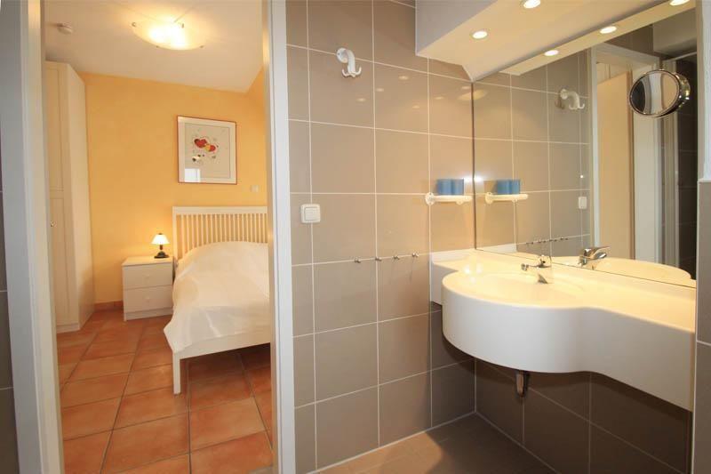 Praktisch: Der direkte Übergang vom Bad ins Schlafzimmer