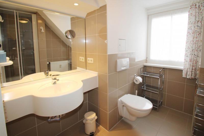 Moderne Einrichtung, großer Spiegel und genügend Ablagefläche für Kosmetik finden Sie im Badezimmer zu Genüge