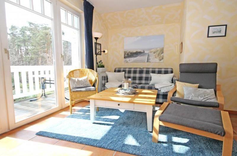 Der gemütliche Wohnbereich mit Blick ins Grüne