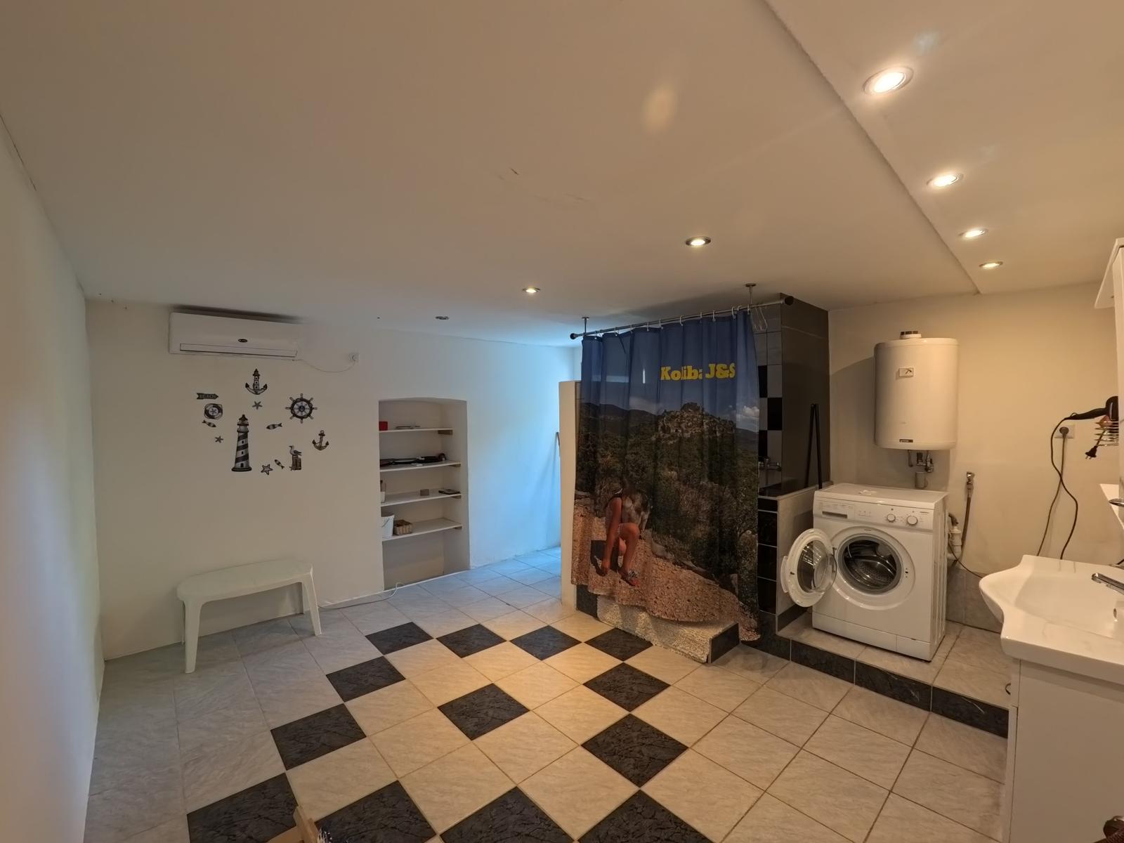 Sehr geräumiges Bad mit Waschmaschine