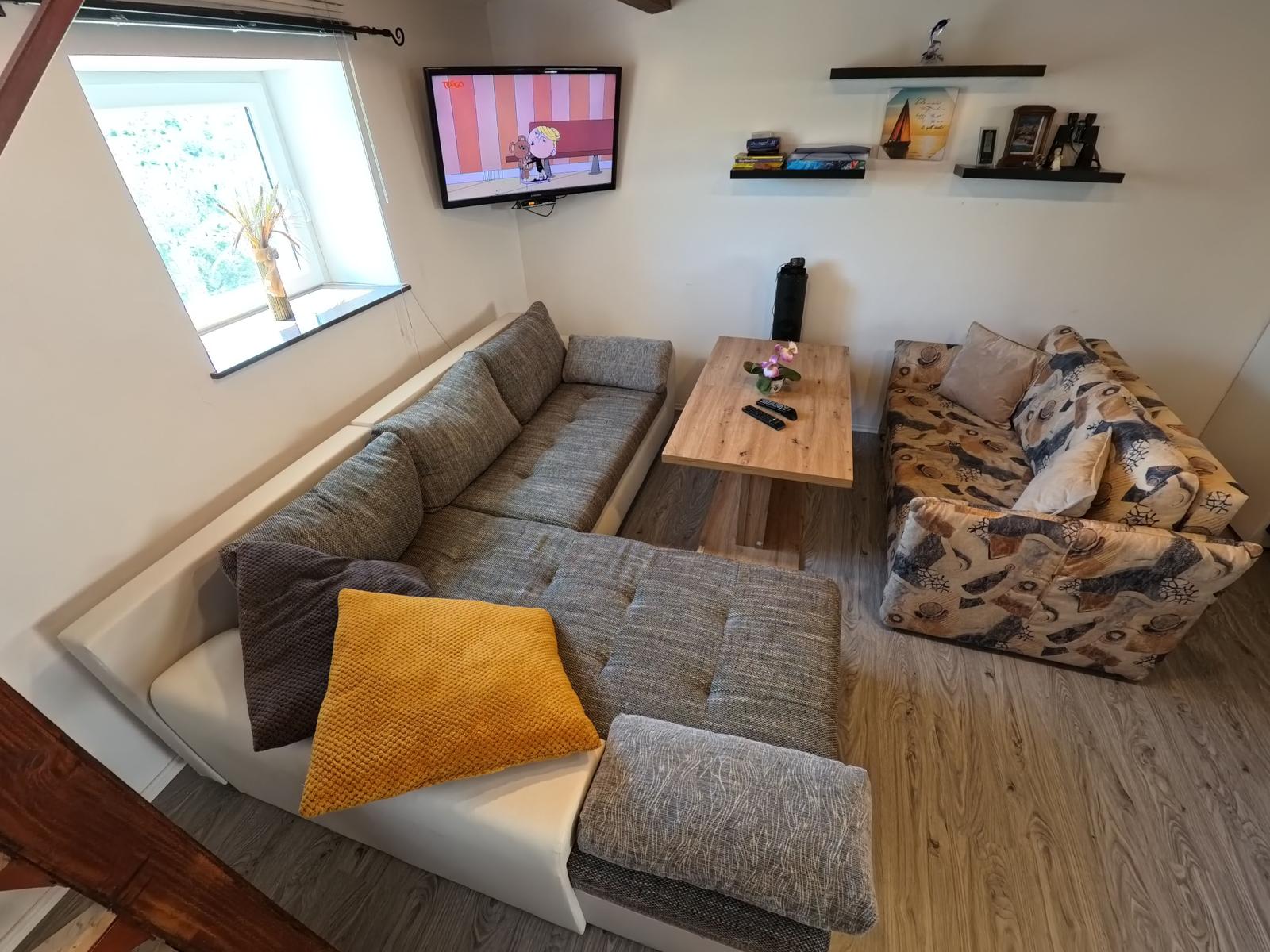 Das Mobiliar bitte nicht nach außen tragen im Häuschen belassen !!